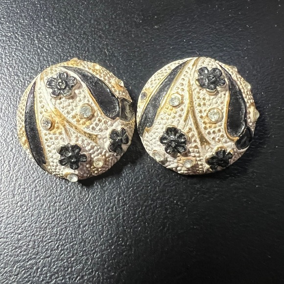 Vintage BSK Clip On Earrings White Enamel Blue Flowers Gold Tone‎ - Picture 8 of 10